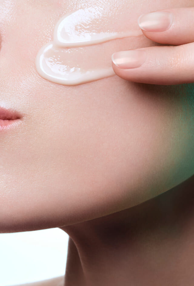 Application of the Powercell Skinmunity [EXO] Serum's lightweight texture onto the cheek for instant absorption.